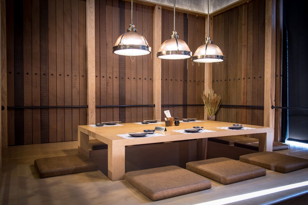  área gourmet de forro de madeira estilo japonês