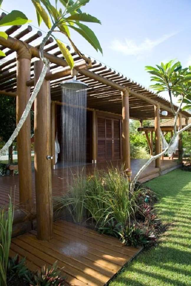 pergolado de eucalipto tratado com ducha e casa de madeira